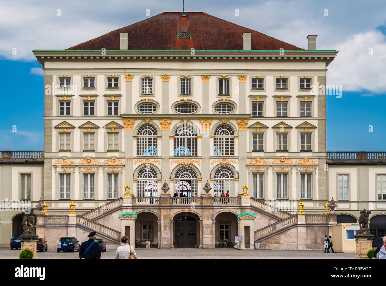Eine große Nähe Vorderansicht Der zentrale Pavillon der Schloss Nymphenburg in München, Bayern, Süddeutschland. Das Barockschloss, zusammen mit seinen ... Stockfoto