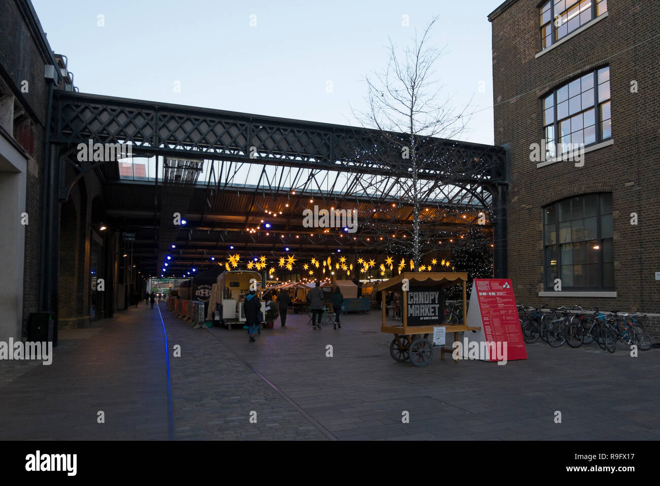 Vordach Markt an der Wharf Road Gärten im neuen Einkaufsviertel in King's Cross St. Pancras, London, UK. Stockfoto