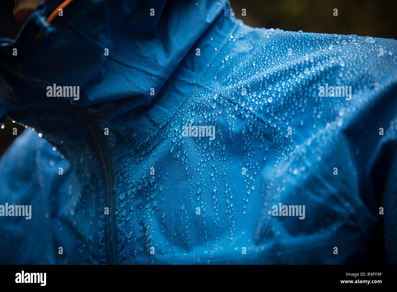 Regentropfen Perlen auf einer wasserdichten Jacke Stockfoto