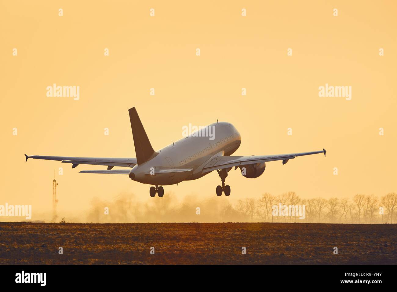 Flugzeug Vom Flughafen Landebahn bei Sonnenuntergang - Kopie Raum Stockfoto