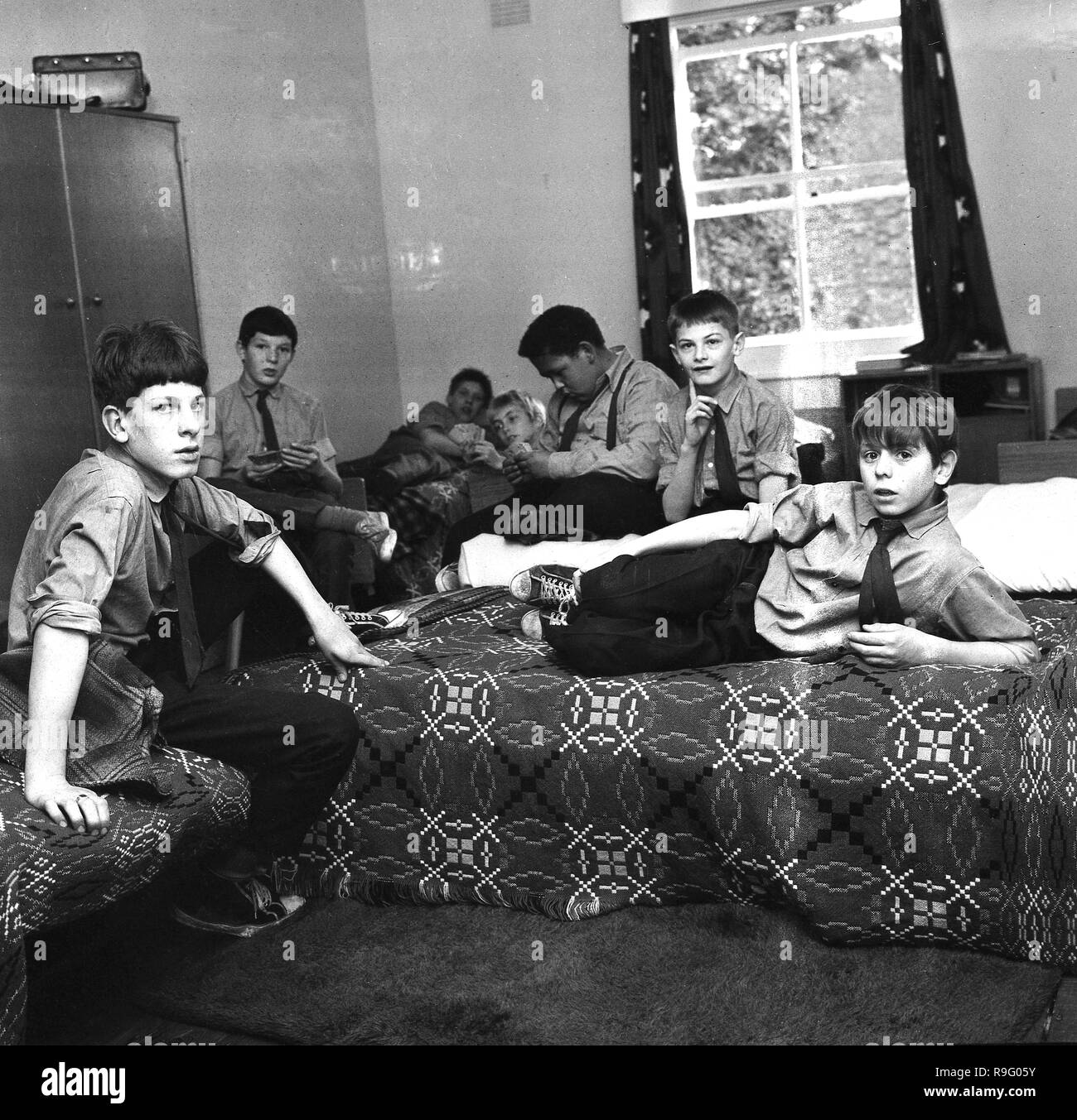 1968, South London und einen jungen Internat, Bild zeigt eine Gruppe von britischen Schüler in ihre Uniform sitzen zusammen in ihren Schlafsaal oder Schlafbereich, England, UK. Stockfoto