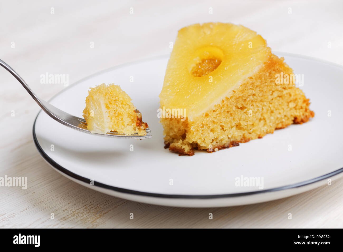 Stück Ananas auf den Kopf Kuchen und Gabel Stockfoto
