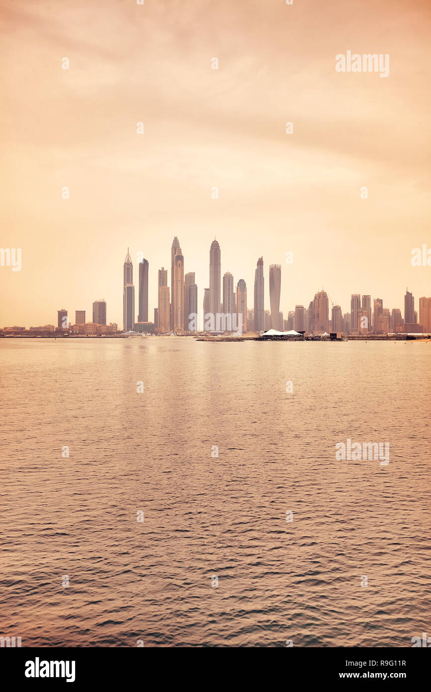Dubai Waterfront Skyline bei Sonnenuntergang, Farbe getonte Bild, Vereinigte Arabische Emirate. Stockfoto