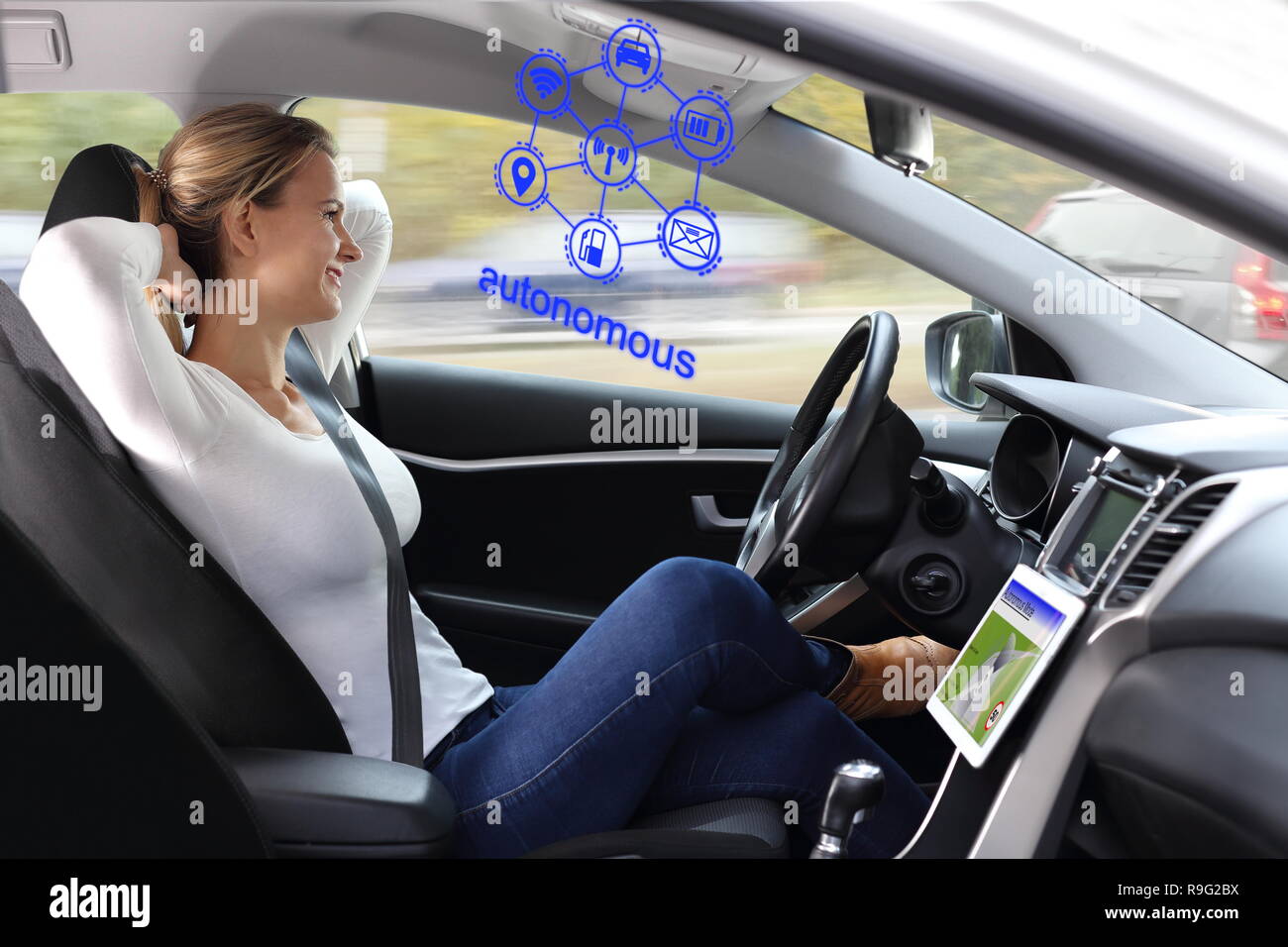 Eine Frau genießt das autonome Fahren Stockfoto