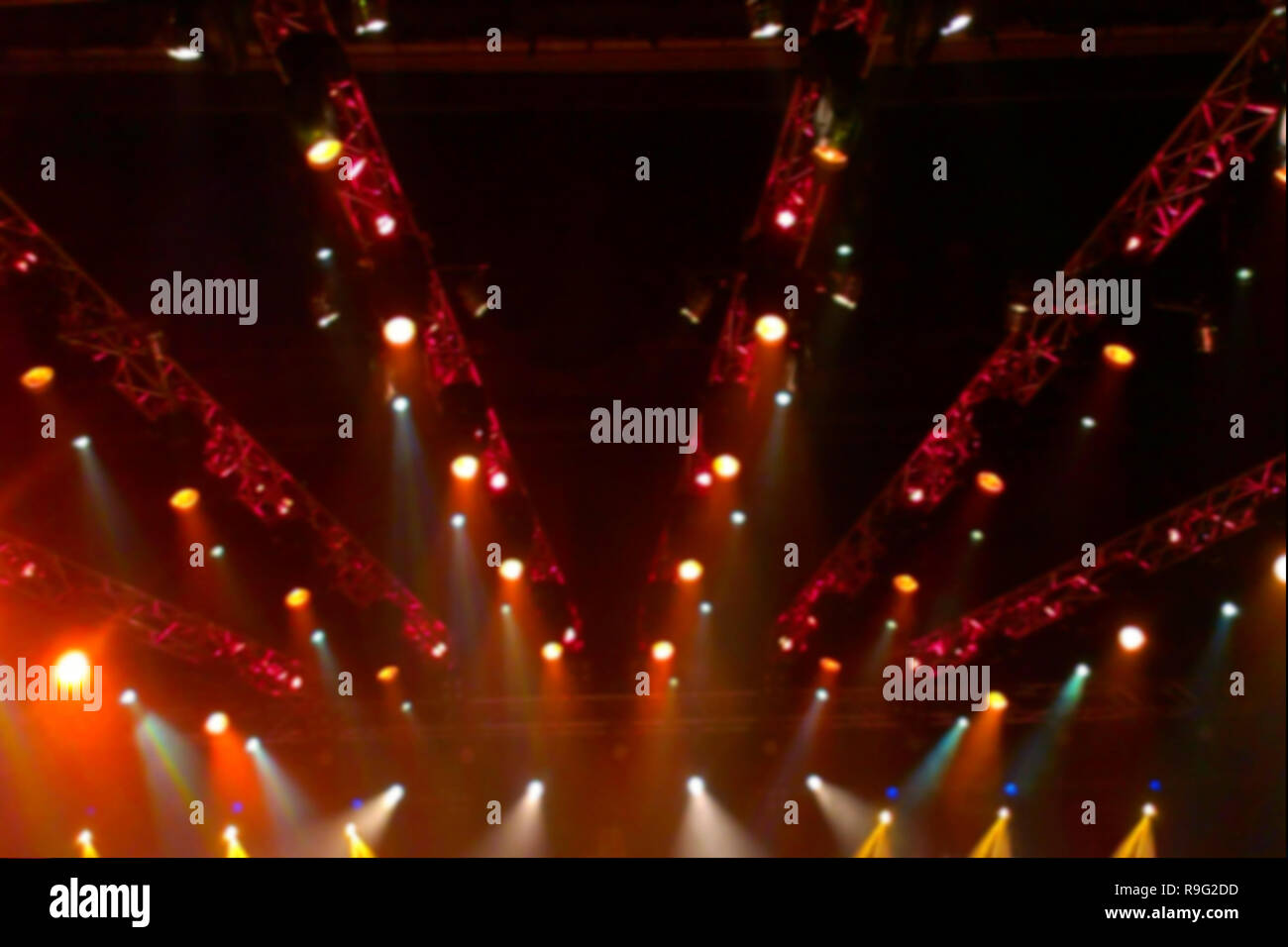 Mehrfarbige Rampe leuchtet über der Bühne beim Rock Konzert in Kiew, Ukraine. Verschwommen bunten Hintergrund Stockfoto