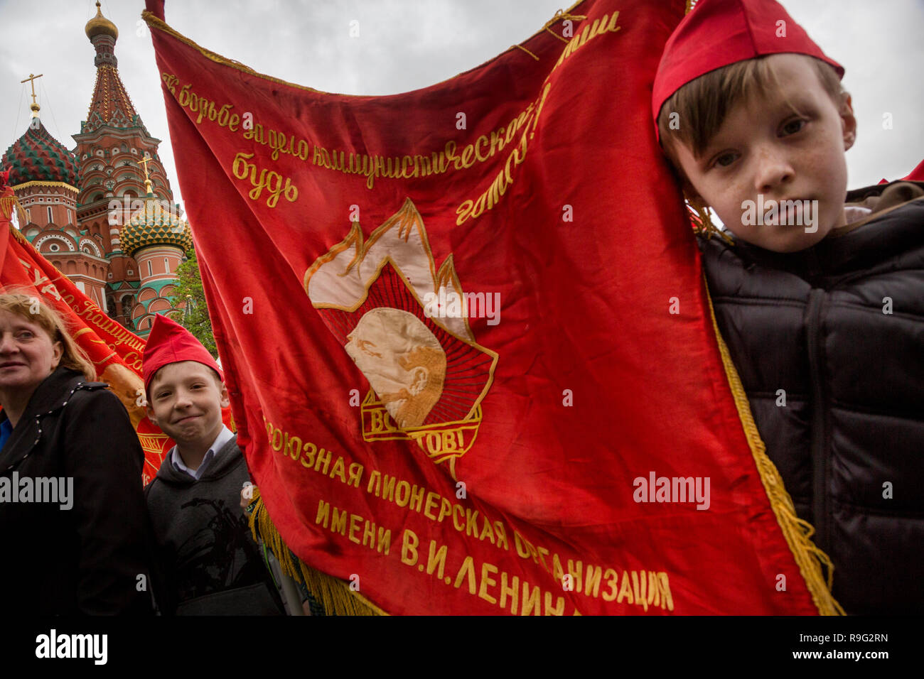 Menschen nehmen an der offiziellen Zeremonie der Einweihung Kinder in die Junge Pioneer Jugend kommunistische Gruppe auf dem Roten Platz in Moskau Stockfoto