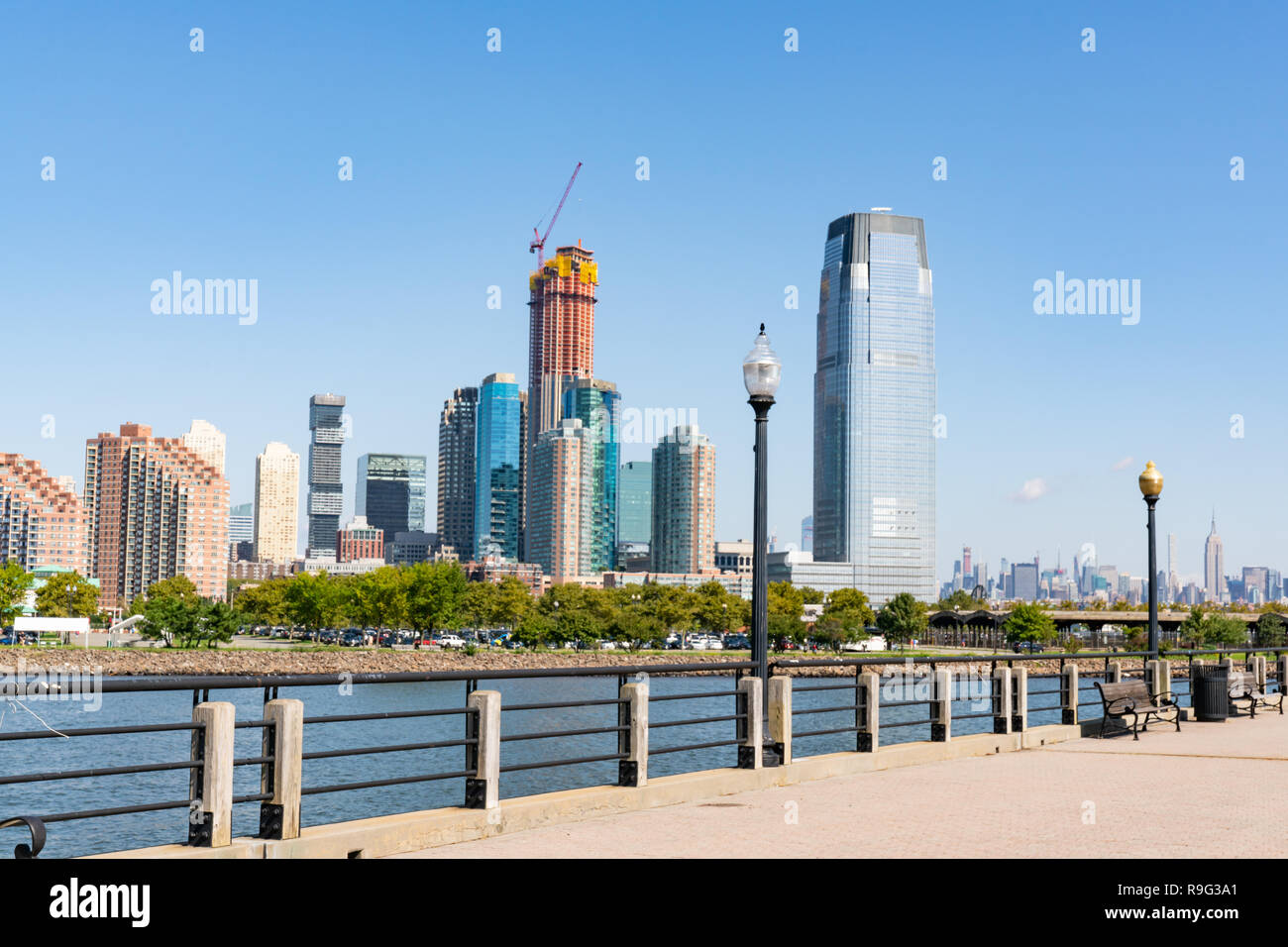 JERSEY CITY, NJ - 29. SEPTEMBER 2018: Skyline von Jersey City, New Jersey an Pfad in Liberty State Park Stockfoto