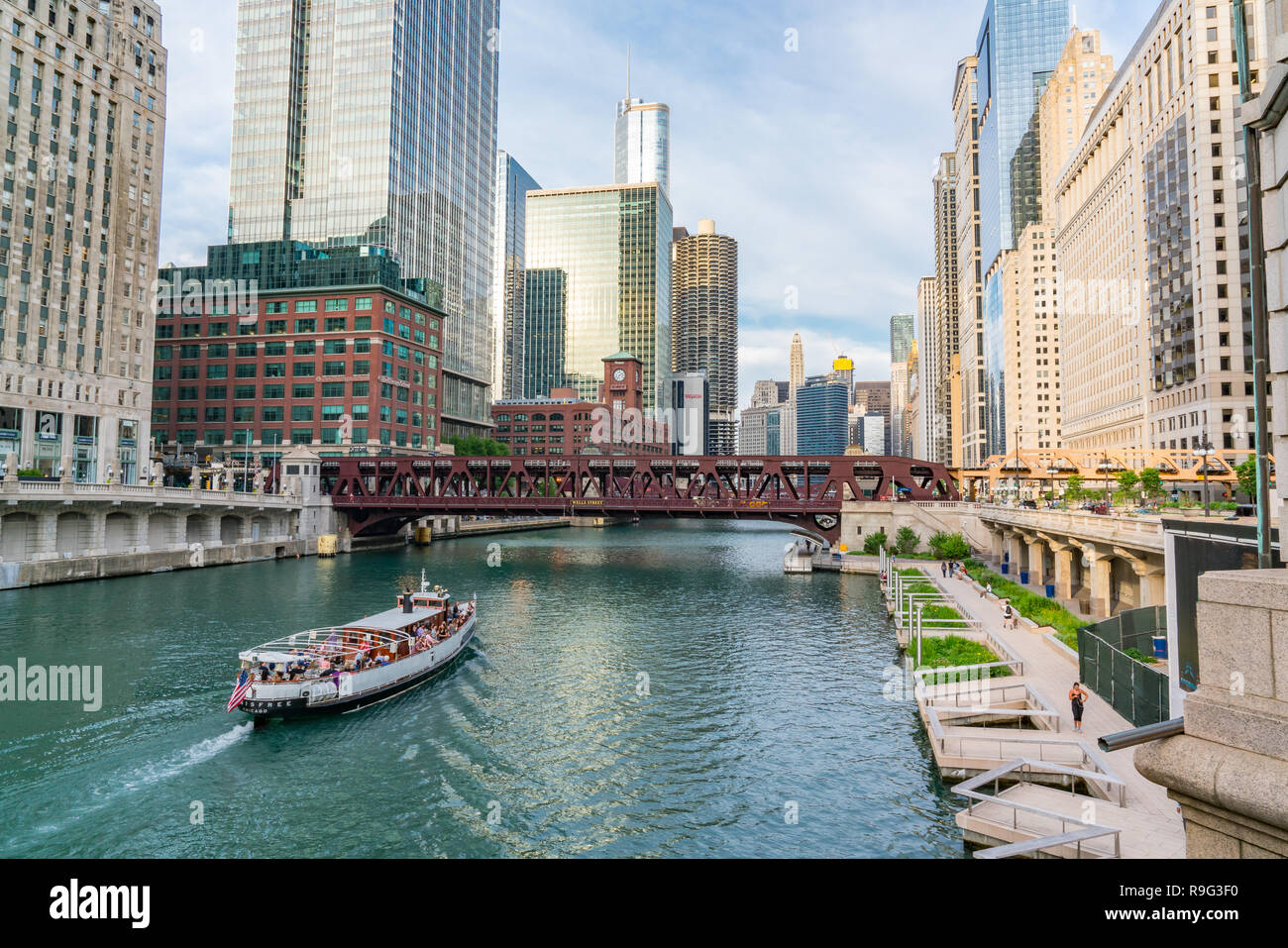 CHICAGO, IL - 12. JULI 2018: Downtown Chicago entlang des Chicago River in der Nähe von Wells Street. Stockfoto