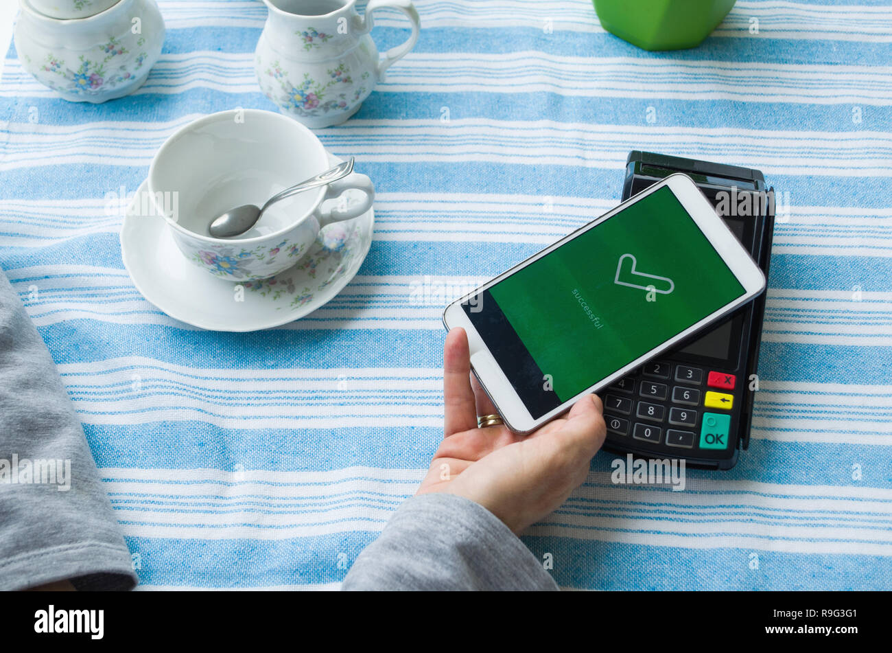 Das kontaktlose Bezahlen mit smart phone Stockfoto
