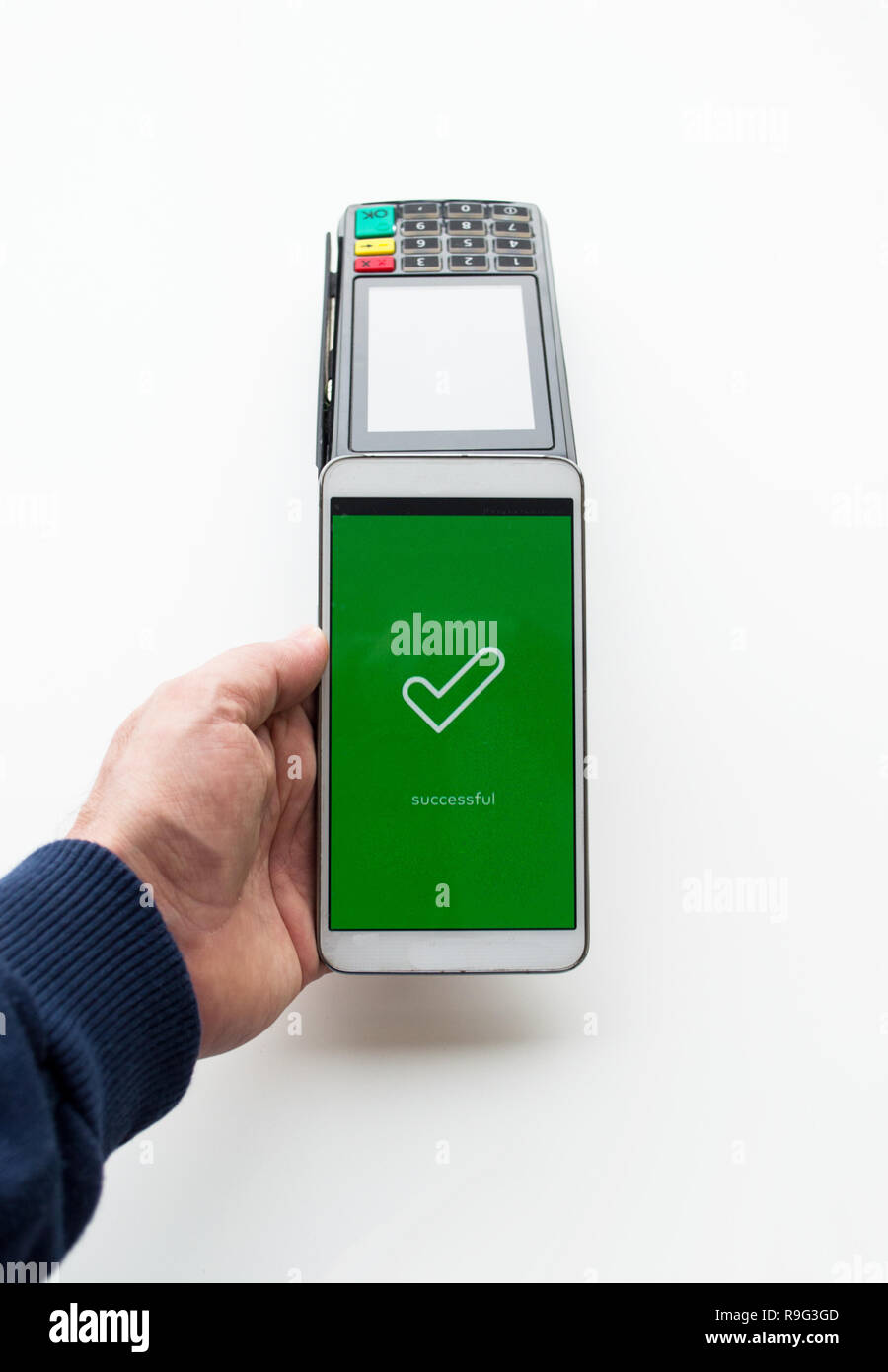 Das kontaktlose Bezahlen mit dem Mobiltelefon auf weißem Hintergrund Stockfoto