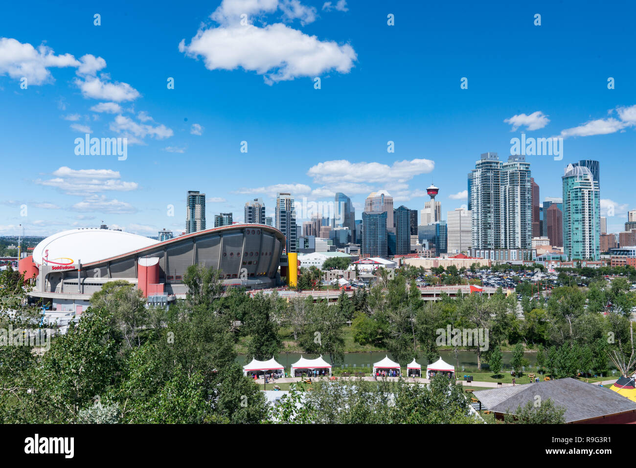 CALGARY, Kanada - 6. JULI 2018: Skyline der Stadt Calgary, Alberta, Kanada Stockfoto