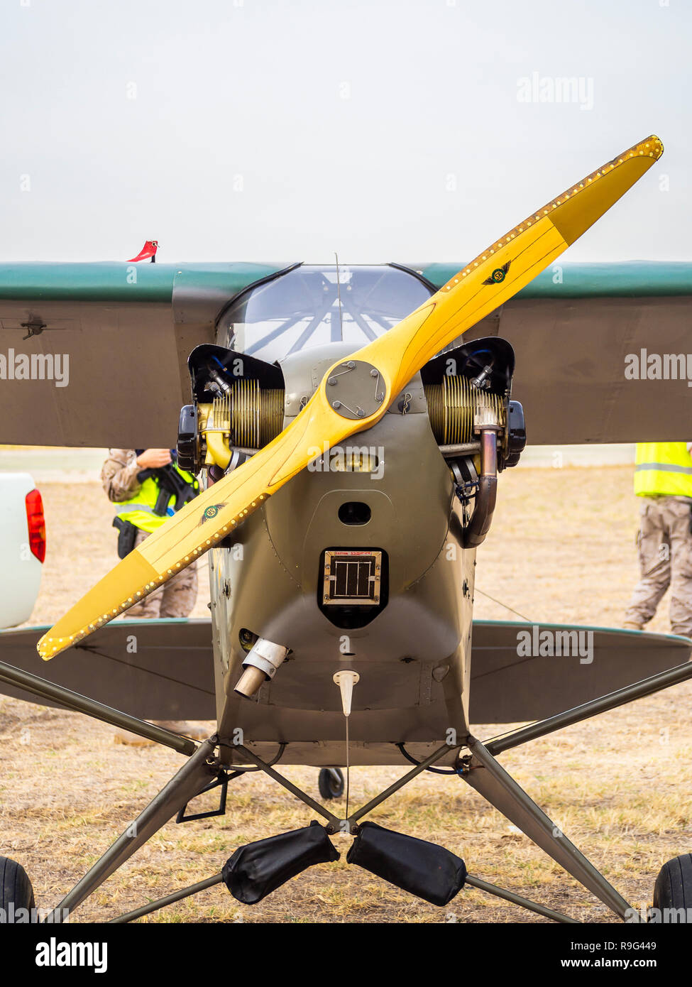 Detail der Nase und Motor von einem Flugzeug Piper L-4, die zu der Stiftung 'Infante Orleans'. Stockfoto