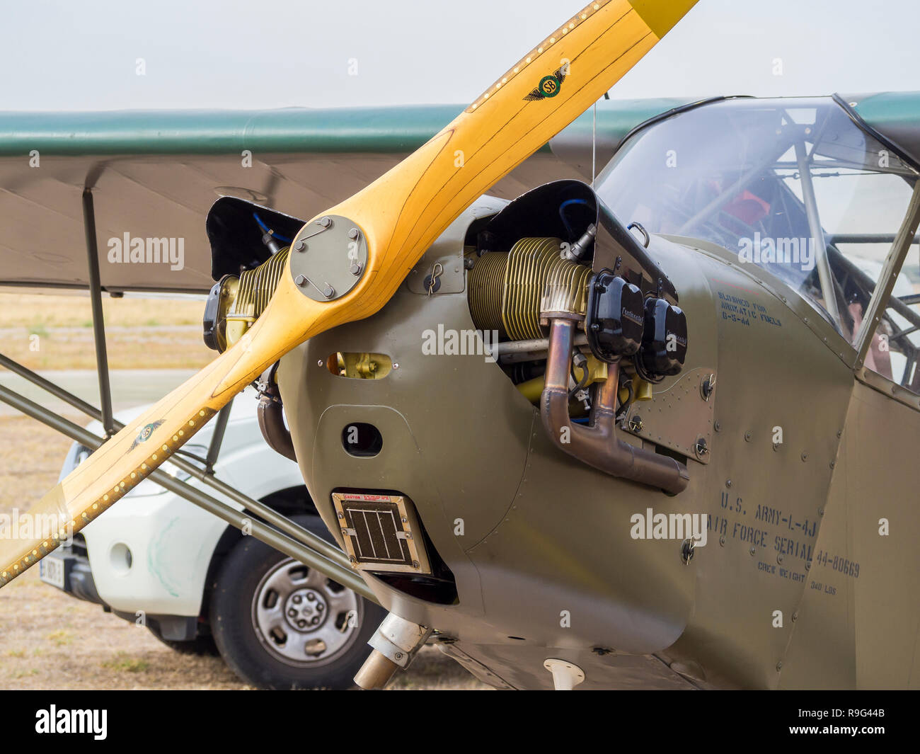 Detail der Nase und Motor von einem Flugzeug Piper L-4, die zu der Stiftung 'Infante Orleans'. Stockfoto