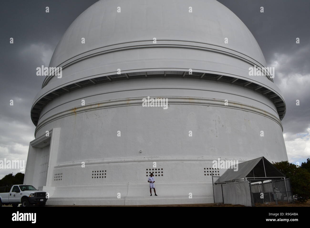 Ein überraschend thundery, regnerischen Nachmittag am historischen Palomar Mountain Observatory, Kalifornien, San Diego County. Juli 2018. Die Anlage ist bei 6.000 ft Stockfoto