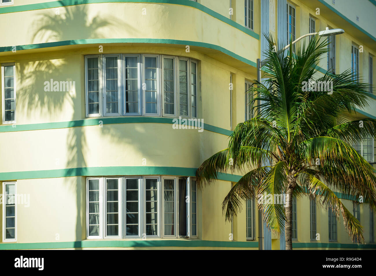 Helle malerischen Blick auf bunte Art Deco Architektur mit tropischen Palmen Schatten in South Beach, Miami, Florida, USA Stockfoto