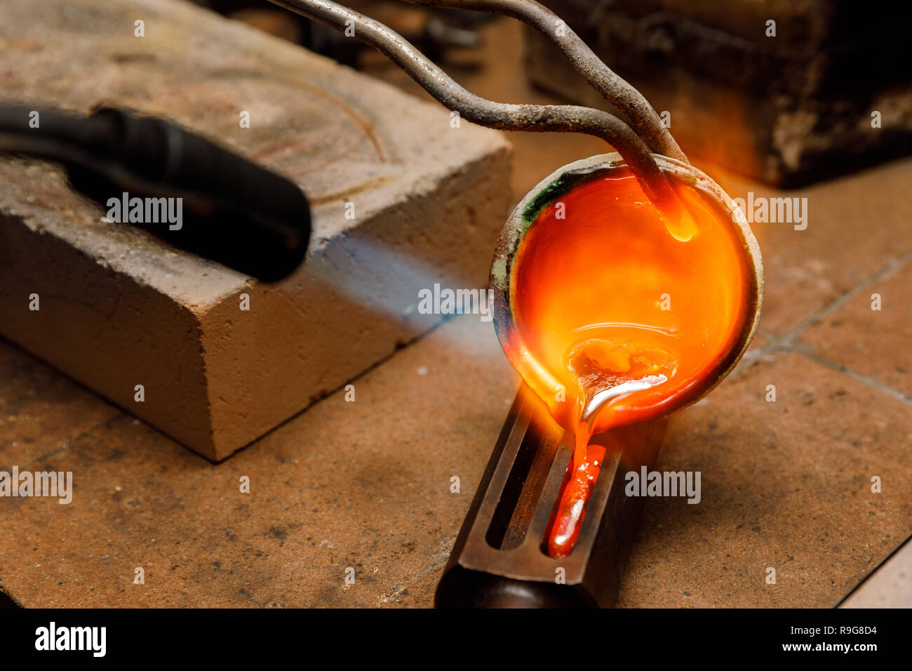 Goldsmith's workshop, gold Schmelzen Stockfoto