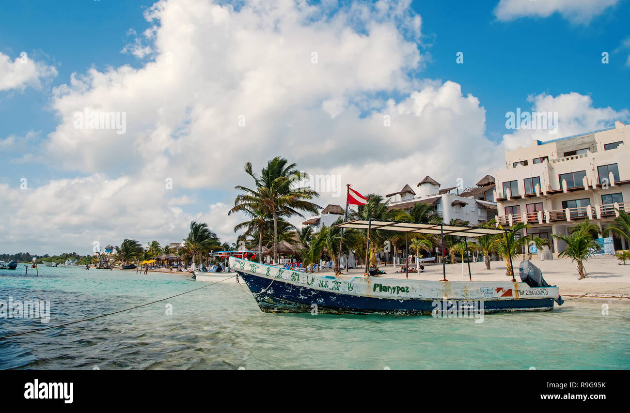 Costa Maya, Mexiko - 01. Februar 2016: Boot mit Flagge am tropischen Strand am Meer oder Ozean Wasser, weißer Sand, grüne Palmen, Tourist Resort an einem sonnigen Tag. Sommer Urlaub, Konzept reisen Stockfoto