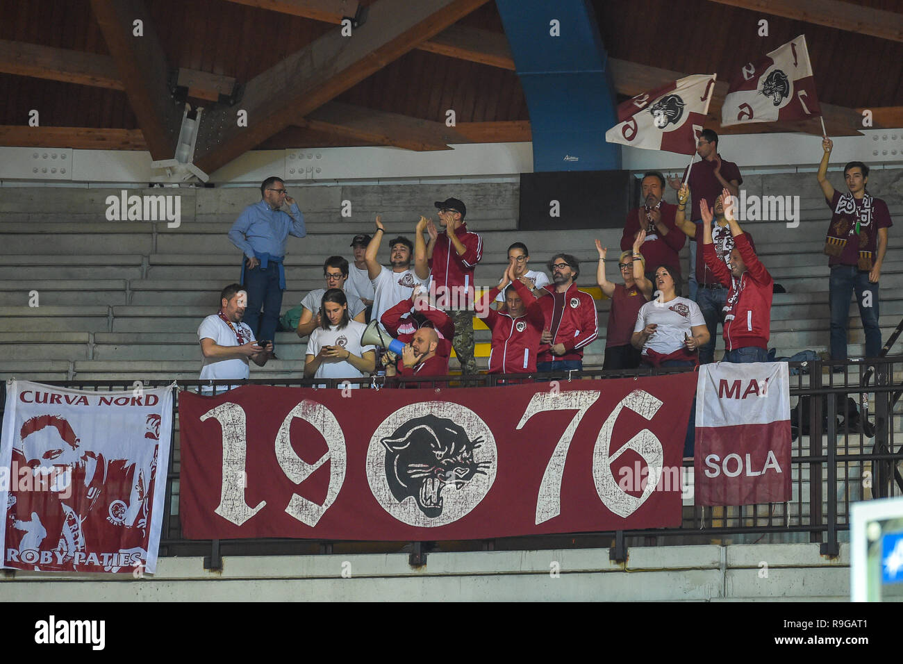 Italien. 23 Dez, 2018. Foto Claudio Grassi - LaPresse 23 dicembre 2018 Desio, Monza e Brianza (Italia) Sport Warenkorb Serie A Postemobile Warenkorb 2018-2019 Acqua San Bernardo Cantu' - Umana Reyer Venezia Nella Foto: Ich tifosi della Reyer Venezia Credit: LaPresse/Alamy leben Nachrichten Stockfoto