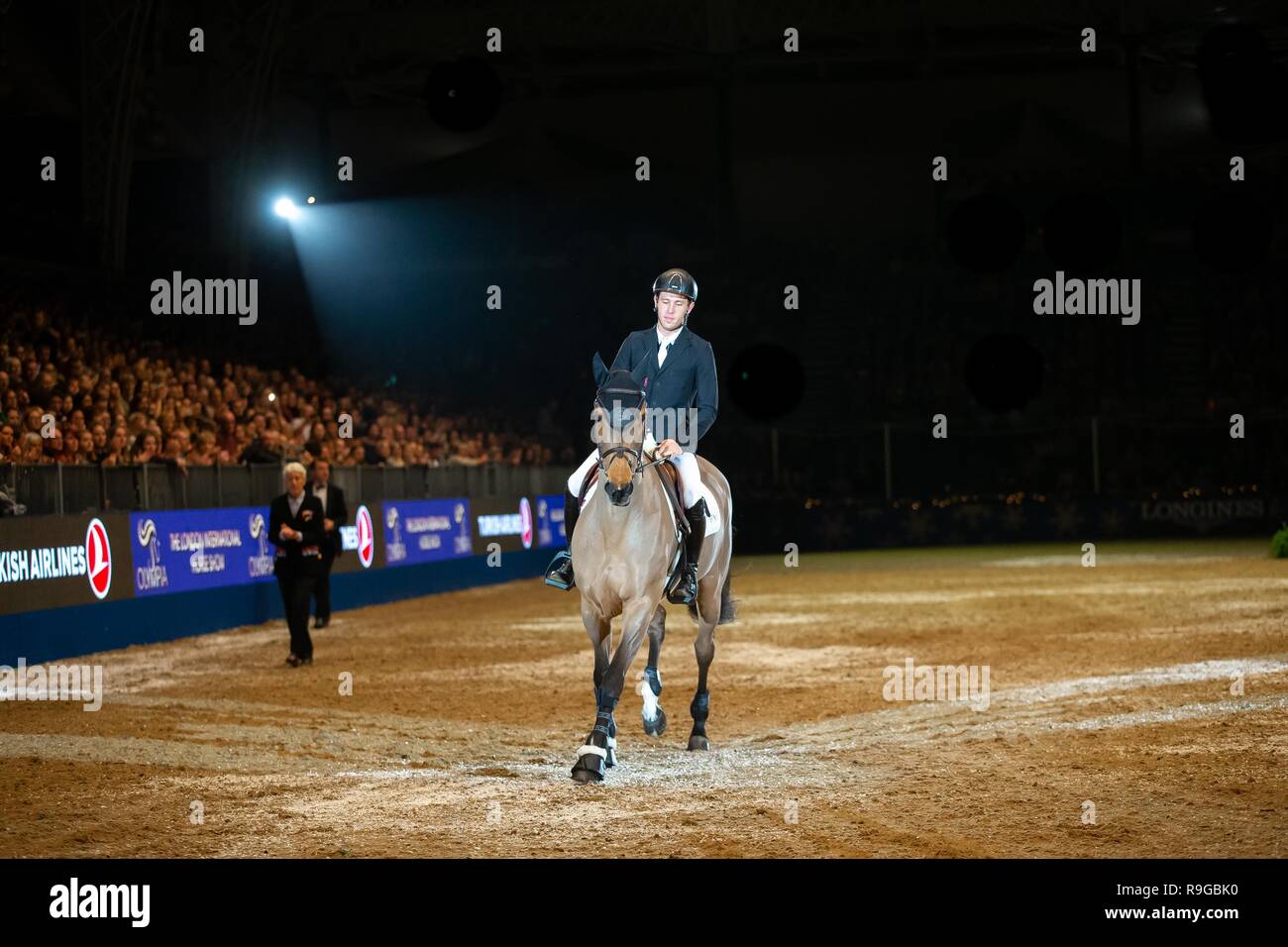 Der Abgang von Lady Kirkham und Lady Harris Ursula XII. Scott Brash. Olympia. Die London International Horse Show. London. GBR. 23/12/2018. Stockfoto