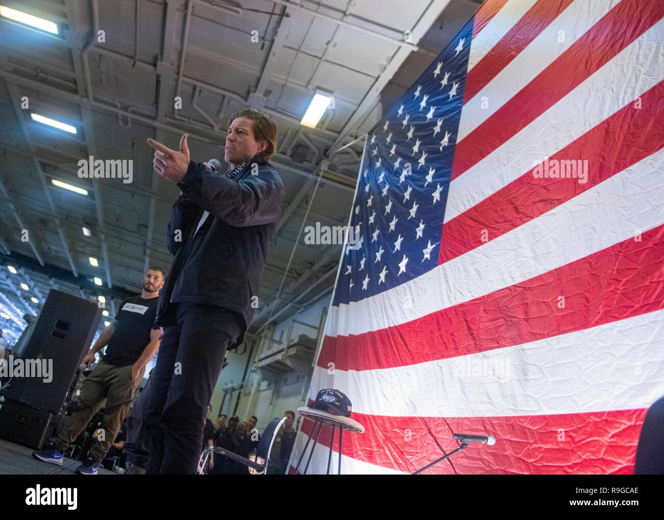 USS Stennis Air Craft Carrier, Oman. 23 Dez, 2018. Drei mal Olympiasieger Shaun White während des Generalstabschefs USO Christmas Show für bereitgestellte Service Mitglieder an Bord der Flugzeugträger USS John C Stennis Dezember 23, 2018 im Persischen Golf. Unterhaltungskünstler in diesem Jahr gehören Schauspieler Milo Ventimiglia, Wilmer Valderrama, DJ J Dayz, stärkste Mann auf Erden Matt Fraser, 3-mal Olympiasieger Shaun White, Country Music Singer Kellie Pickler und Komiker Jessiemae Peluso. Credit: Planetpix/Alamy leben Nachrichten Stockfoto