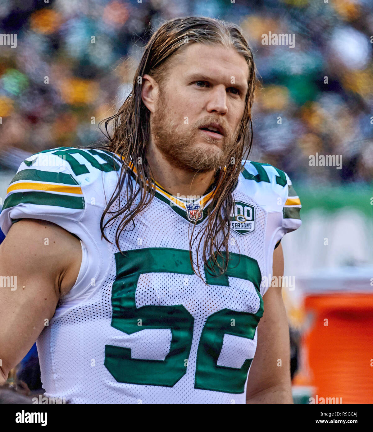 East Rutherford, New Jersey, USA. 23 Dez, 2018. Green Bay Packers außerhalb linebacker Clay Matthews (52) an der Seitenlinie während ein NFL Spiel zwischen den Green Bay Packers und die New York Jets an MetLife Stadium in East Rutherford, New Jersey. Die New York Jets werden von den Green Bay Packers 44-38 in den überstunden betäubt. Duncan Williams/CSM/Alamy leben Nachrichten Stockfoto