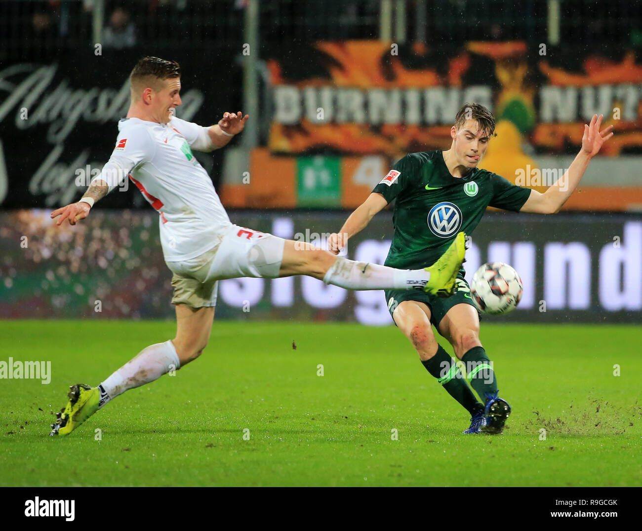 Augsburg, Deutschland. 23 Dez, 2018. Andre Hahn (L) von Augsburg Mias mit Gian Luca Itter Wolfsburg beim Bundesligaspiel zwischen dem FC Augsburg und dem Vfl Wolfsburg in Augsburg, Deutschland, am 23 Dezember, 2018. Augsburg verloren 2-3. Credit: Philippe Ruiz/Xinhua/Alamy leben Nachrichten Stockfoto