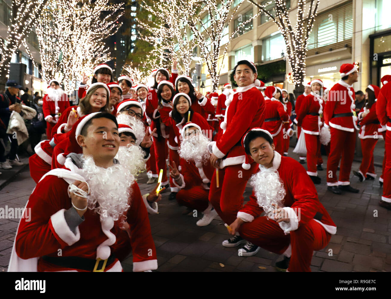 Tokio, Japan. 21 Dez, 2018. Rund 300 Mitarbeiter im Büro in Marunouchi Bereich in Santa Claus kostüm März für "arunouchi Christmas Parade' an der beleuchteten Nakadori Straße im Geschäftsviertel Marunouchi der Tokio am Freitag, 21. Dezember 2018. Credit: Yoshio Tsunoda/LBA/Alamy leben Nachrichten Stockfoto