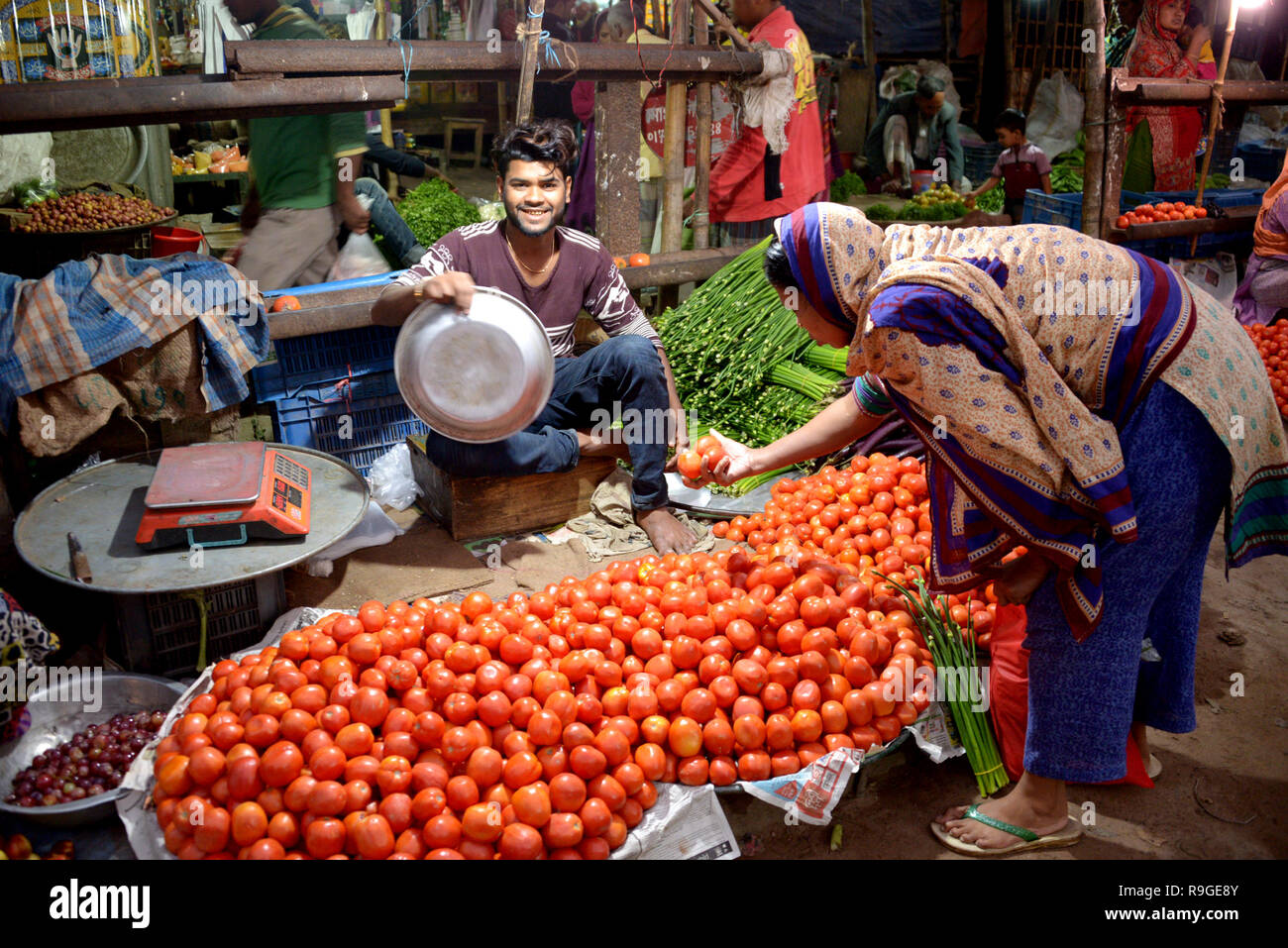 Dhaka. 24 Dez, 2018. Ein Anbieter verkauft Waren an einem Markt entlang der Bahnstrecken in Dhaka, der Hauptstadt von Bangladesch, auf 23 Dezember, 2018. Quelle: Xinhua/Alamy leben Nachrichten Stockfoto