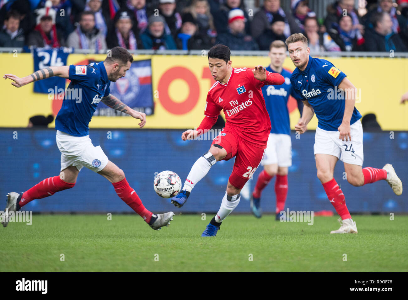 Kiel, Deutschland. 23 Dez, 2018. Hee Chan Hwang (mi., HH) gegen Dominik Schmidt (links, KI) und Hauke WAHL (KI), Action, Kampf um den Ball, Fußball 2. Fussballbundesliga, 18. Spieltag, Holstein Kiel (KI) - HSV Hamburg Hamburg Hamburg (HH) 3:1, am 23.12.2018 in Kiel/Deutschland. € | Nutzung der weltweiten Kredit: dpa/Alamy leben Nachrichten Stockfoto