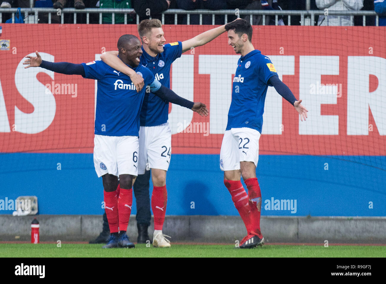 Kiel, Deutschland. 23 Dez, 2018. Torwart David KINSOMBI (links, KI), Hauke WAHL (mi., KI) und KARAZOR Atakan (KI) Beifall für das Ziel mit 3:1 bei Holstein Kiel, Jubel, Jubeln, Jubeln, Freude, Jubel, Feiern, goaljubel, Bild, Geste, Gestik, Fußball 2. 1. Fussballbundesliga, 18. Spieltag, Holstein Kiel (KI) - HSV Hamburg Hamburg Hamburg (HH) 3:1, am 23.12.2018 in Kiel/Deutschland. € | Nutzung der weltweiten Kredit: dpa/Alamy leben Nachrichten Stockfoto