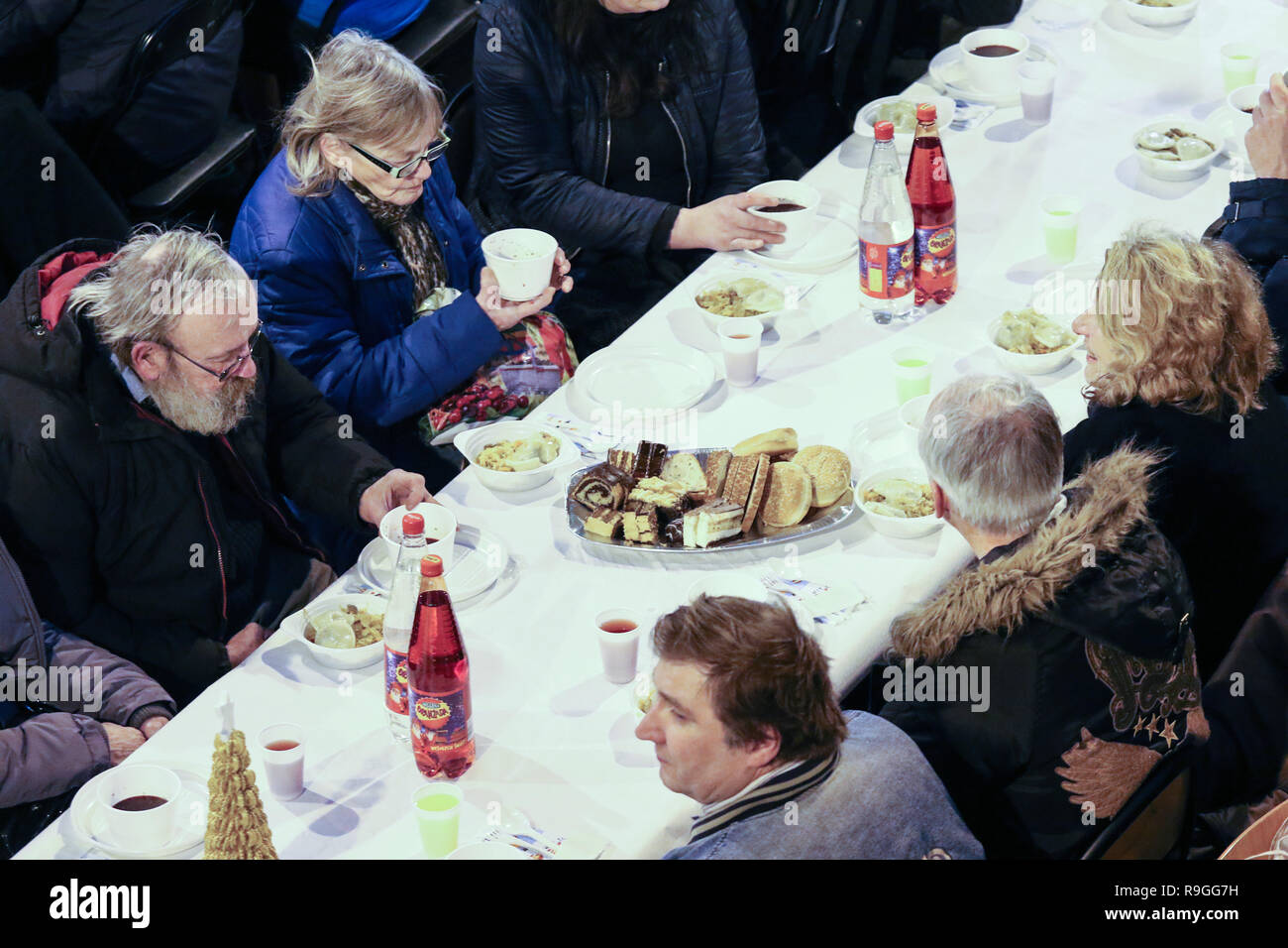 Sopot Polen 24. Dez, 2018 Über 300 Personen nahmen an der Heiligabend Mahlzeit in Sopot, Polen am 24. Dezember traditionelle polnische Weihnachten Mahlzeit 2018 wurde von der Caritas Polen christliche Nächstenliebe Organisation organisiert. Personen ein spezielles Wafer beim Austausch von Weihnachtsgrüße. Obdachlosen und Armen wurden mit traditionellen polnischen Bigos, Pierogi, Brot und Kuchen bewirtet. © Max Ardulf/Alamy leben Nachrichten Stockfoto