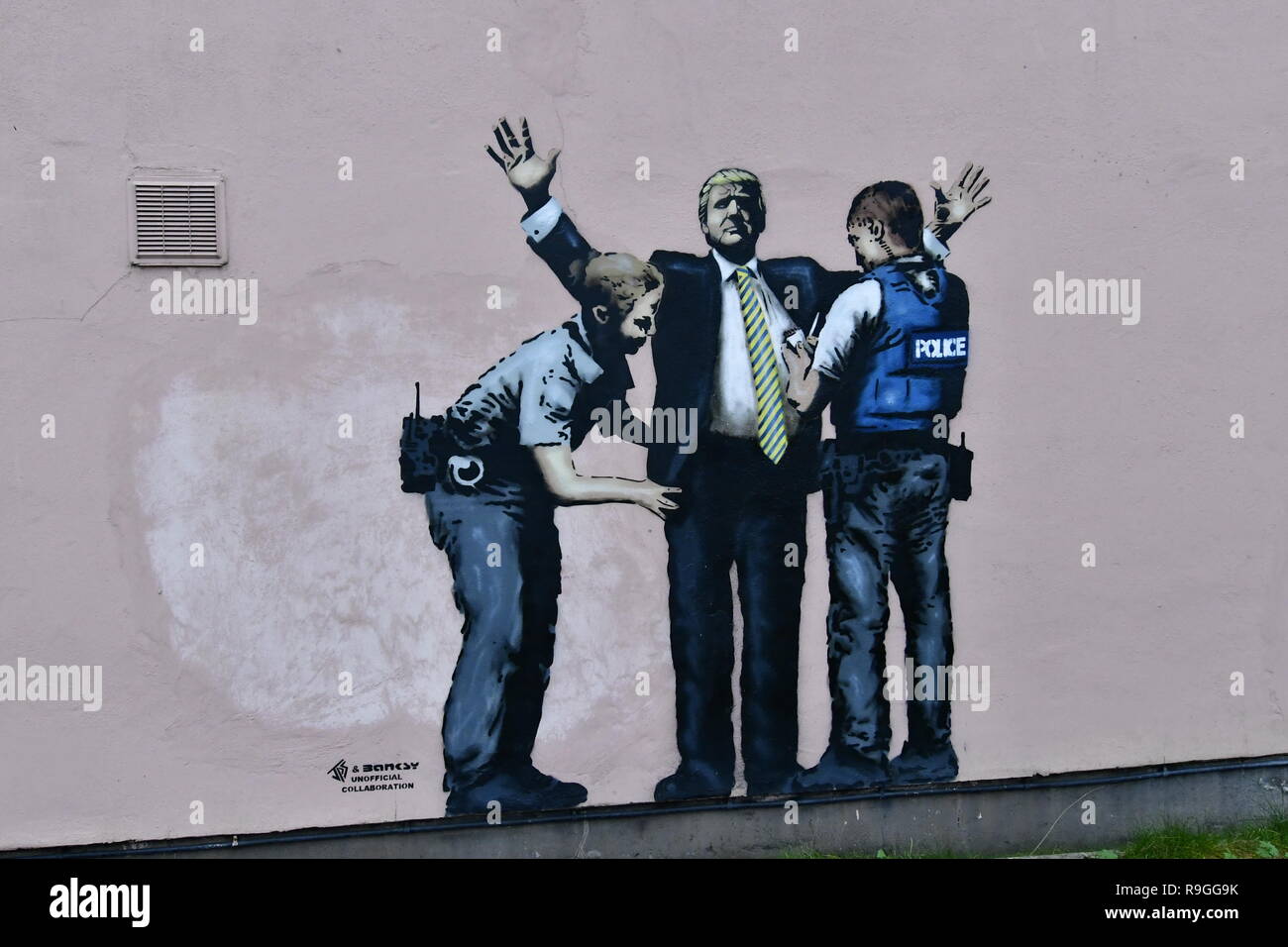 Weston Super Mare, Großbritannien. 24 Dez, 2018. Ist dieses ein anderes Banksy? Sieht aus wie Donald Trumps in gesehen und suchte durch poliice an der vorderen Wand eines Hauses an der Weston Super Mare Straße. Credit: Robert Timoney/Alamy leben Nachrichten Stockfoto