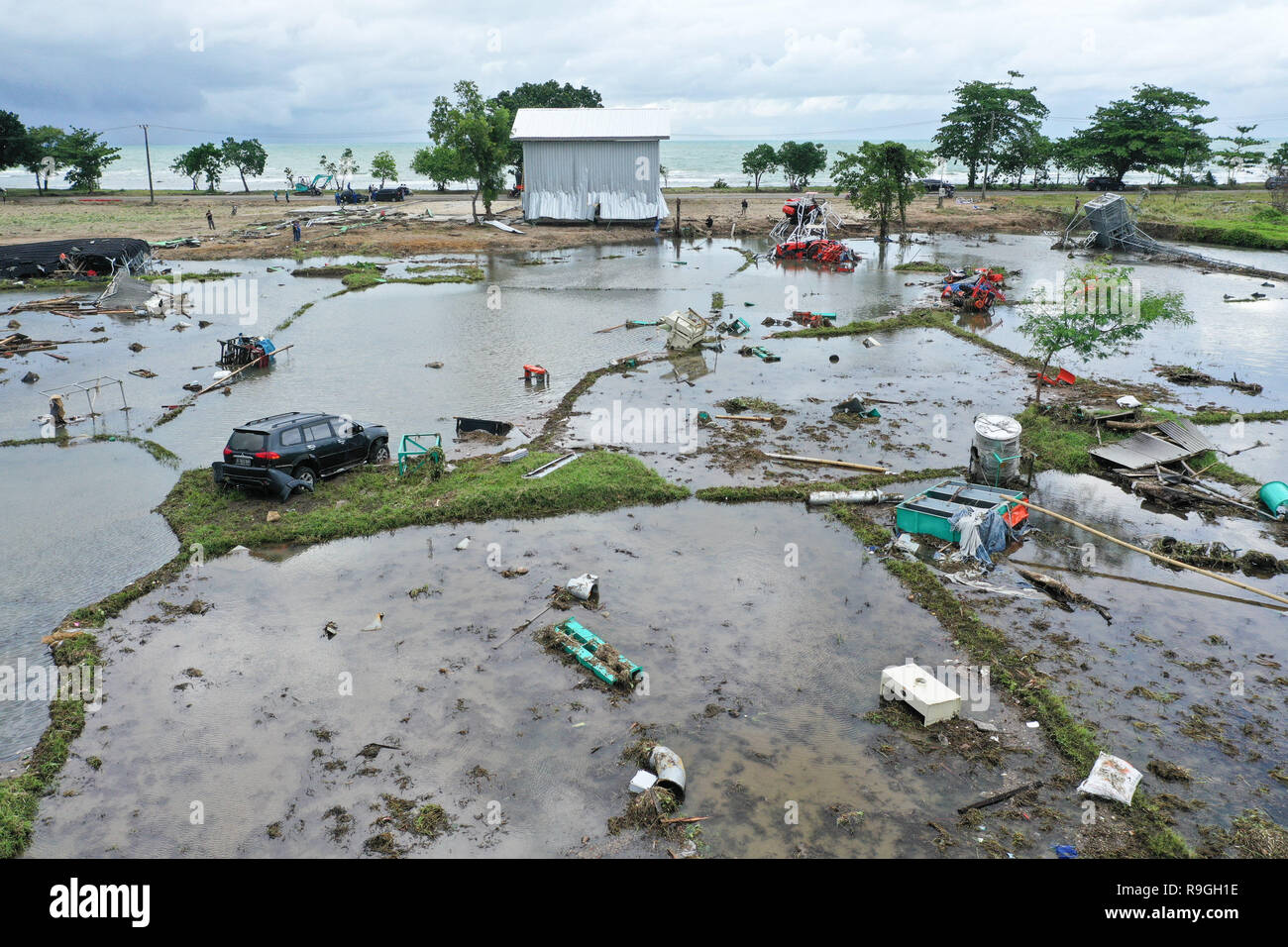 Banten, Indonesien. 24 Dez, 2018. Ein Ackerland ist durch Tsunami in der Provinz Banten, in Indonesien, Dez. 24, 2018 beschädigt. Die Indonesische Katastrophe Agentur am Montag legte die Zahl der Todesopfer der Flutkatastrophe durch einen Vulkanausbruch auf 373 mit 1.459 anderen Verletzten ausgelöst, ein Sprecher der Agentur Xinhua erklärt am Montag. Credit: Du Yu/Xinhua/Alamy leben Nachrichten Stockfoto