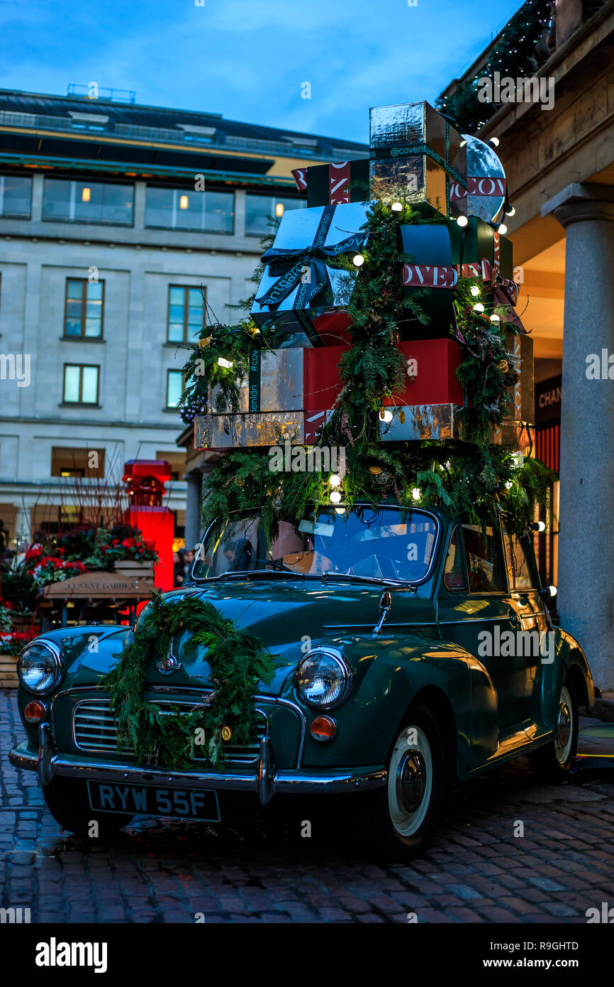 London, Großbritannien. 24. Dezember 2018. Dekoriert in Covent Garden Weihnachten Dekorationen/Lichter in London, Dezember 2018. Credit: Oliver Dixon/Alamy leben Nachrichten Stockfoto