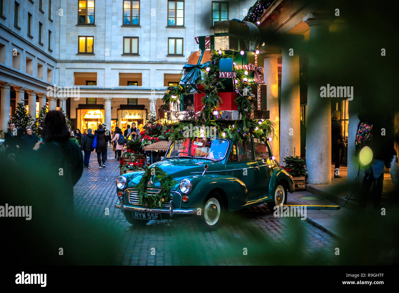 London, Großbritannien. 24. Dezember 2018. Dekoriert in Covent Garden Weihnachten Dekorationen/Lichter in London, Dezember 2018. Credit: Oliver Dixon/Alamy leben Nachrichten Stockfoto