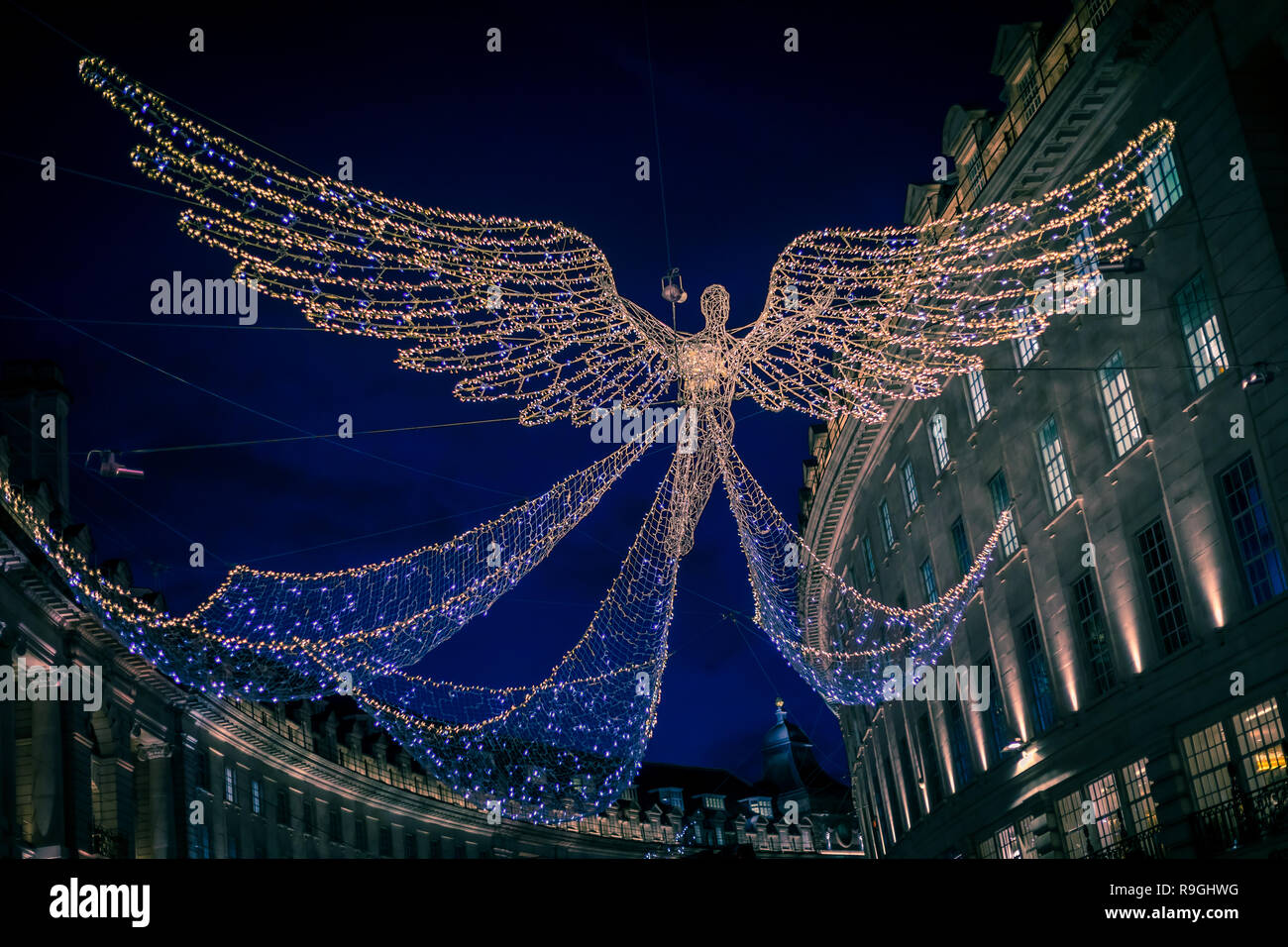 London, Großbritannien. 24. Dezember 2018. Engel leuchtet in der Regent Street. Weihnachten Dekorationen/Lichter in London, Dezember 2018. Credit: Oliver Dixon/Alamy leben Nachrichten Stockfoto