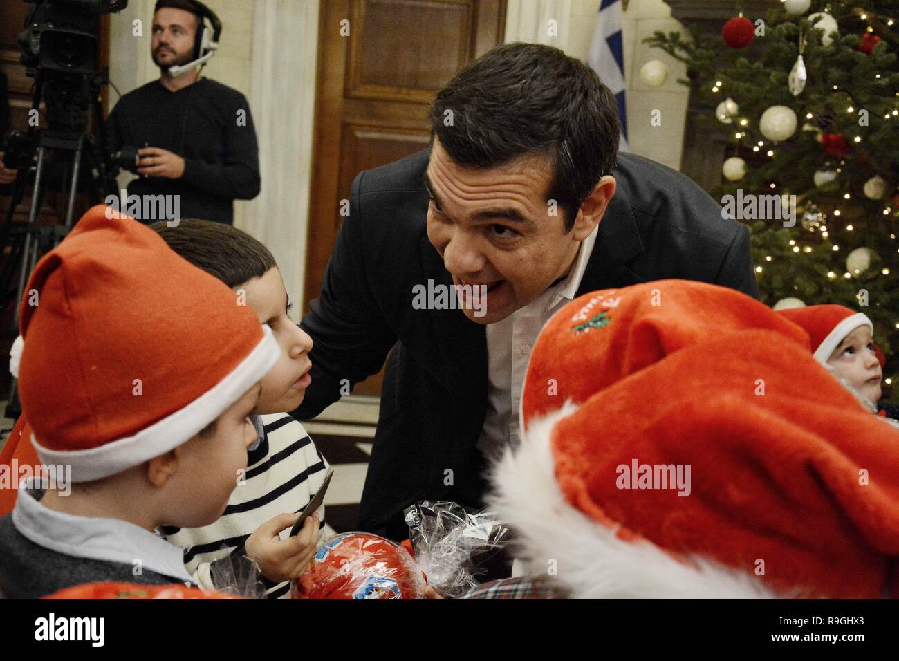 Dezember 24 18 Athen Griechenland Der Griechische Ministerprasident Alexis Tsipras Mit Kindergarten Kinder Gesehen Kinder Singen Weihnachtslieder An Den Griechischen Premierminister Alexis Tsipras Maximos Mansion Bild C Giorgos Zachos