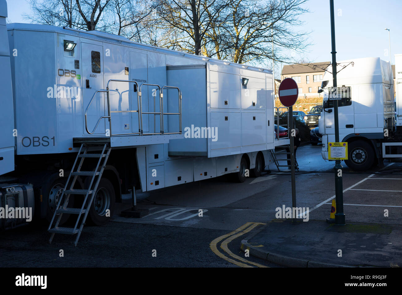 Oldham, Greater Manchester, UK. 24. Dezember 2018. Oldham Pfarrkirche St. Maria mit St. Peter wird das Weihnachten Service live auf TV. Mobile TV Ingenieure Transporter der Vorbereitung auf das Weihnachtsfest. Credit: Jozef mikietyn/Alamy leben Nachrichten Stockfoto
