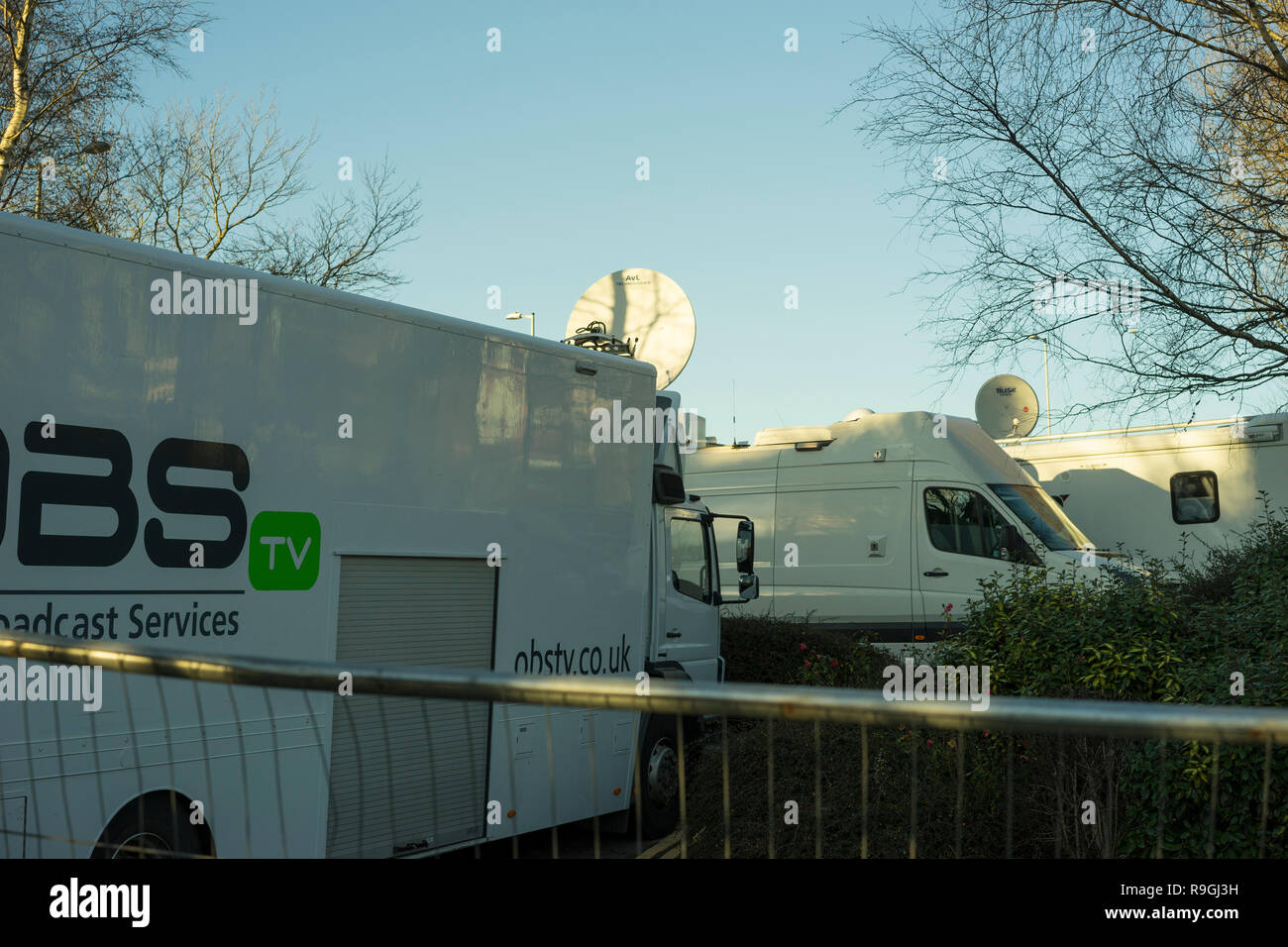Oldham, Greater Manchester, UK. 24. Dezember 2018. Oldham Pfarrkirche St. Maria mit St. Peter wird das Weihnachten Service live auf TV. Mobile TV Ingenieure Transporter der Vorbereitung auf das Weihnachtsfest. Credit: Jozef mikietyn/Alamy leben Nachrichten Stockfoto