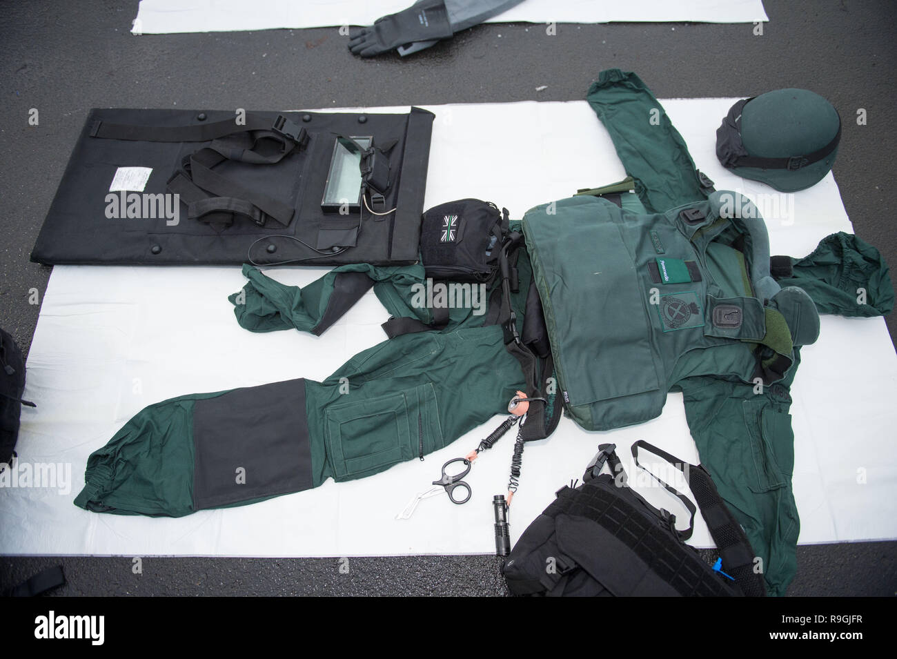 Johnstone, Glasgow, UK. 24. Dezember 2018. Schottische Gesundheitsministerin - Jeane Freeman Besuche der Schottischen's Ambulance Service Special Operations Response Team (Sortieren) wo Sie trifft auf einige der Sanitäter, Rettungsdienst Betreuung der Patienten bei grösseren Vorfällen und in explosionsgefährdeten Umgebungen bieten und die spezielle Geräte (von Bio gefahren und ballistischen Anzüge gezeigt, Wasser Rescue Kit zu Ambulanz spezielle Kits an die tatsächliche spezielle Fahrzeuge), verwendet. Credit: Colin Fisher/Alamy leben Nachrichten Stockfoto