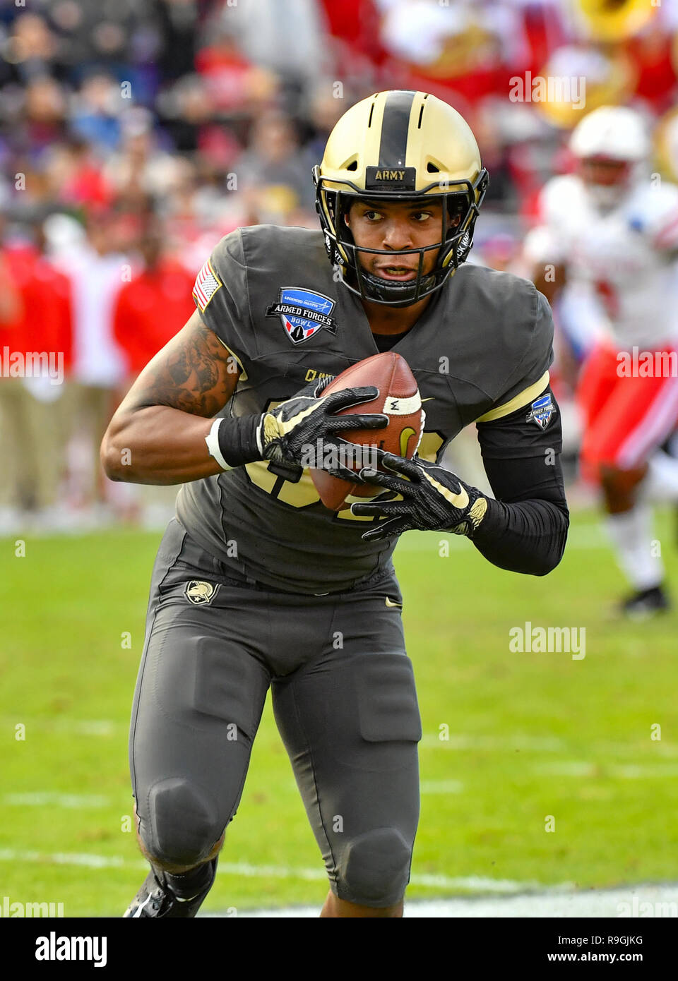 Dezember 12, 2018, Fort Worth, TX ... Armee zurück laufen, Artice Hobbs (32), in der Tätigkeit an den NCAA Football Streitkräfte Schüssel Spiel zwischen der Armee West Point schwarzen Ritter und der Universität von Houston Cougars auf der TCU-Stadion in Fort Worth, TX. (Absolut komplette Fotograf & Company Credit: Joe Calomeni/MarinMedia.org/Cal Sport Media) Stockfoto