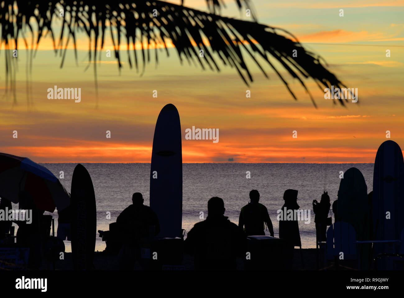 Cocoa Beach, Florida, USA. Dezember 24, 2018 Für die letzten neun Jahre, bevor Santa liefert Spielwaren und Geschenke, er brechen weg, einige Wellen in Cocoa Beach am Heiligabend Morgen zu erwischen. Die Surfing Santa's Event ist eine jährliche Cocoa Beach Tradition, bringt Hunderte Surfer gekleidet wie santa zu einem der berühmtesten Strände der Welt. Foto: Julian Porree/Alamy leben Nachrichten Stockfoto