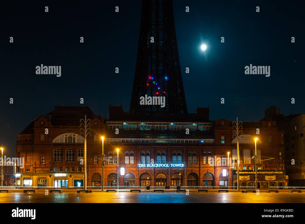 Blackpool, Großbritannien. 24 Dez, 2018. 96 % beleuchtete abnehmenden Gibbous Mond leuchtet auf der ganzen Welt berühmten Blackpool Tower auf einer bitterkalten Nacht in der Lancashire Stadt. Die Temperaturen auf 3° Celsius über Nacht abzusinken, bevor auf maximal 8° Celsius am Weihnachtstag. Credit: Andy Gibson/Alamy Leben Nachrichten. Stockfoto