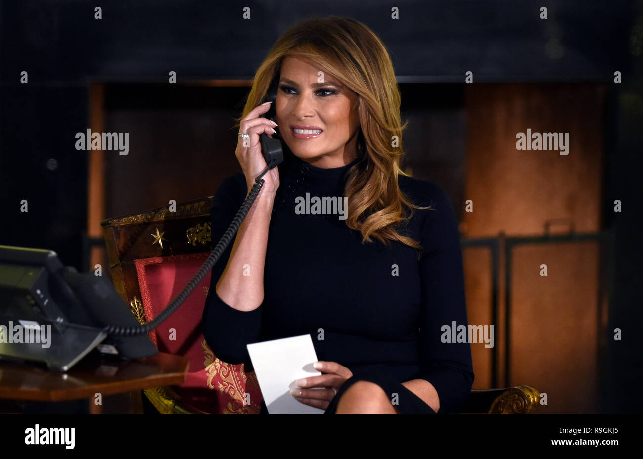 Washington, District of Columbia, USA. 24 Dez, 2018. First Lady Melania Trump beteiligt sich an NORAD Santa Tracker Telefonate im East Room des Weißen Hauses in Washington, D.C am 24. Dezember 2018 Quelle: Olivier Douliery/CNP/ZUMA Draht/Alamy leben Nachrichten Stockfoto