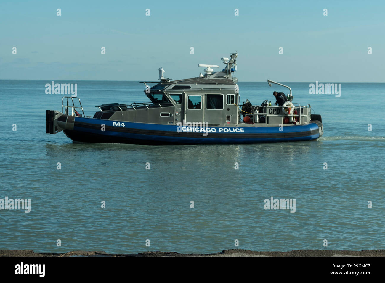 Chicago, USA. 24. Dezember 2018. Ein Chicago Polizei Boot sucht am Ufer des Lake Michigan für Eddisa Geecely Concepcion. Es ist berichtet worden, dass Miss Concepion, ein 24-jähriger Student an der Universität von Illinois in Chicago, sprang in den Lake Michigan in der Nähe von North Avenue Beach mit zwei Männer am Morgen des 21. Dezember. Die Männer wurden gerettet, aber Miss Konzeption bleibt fehlt. Credit: Stephen Chung/Alamy leben Nachrichten Stockfoto