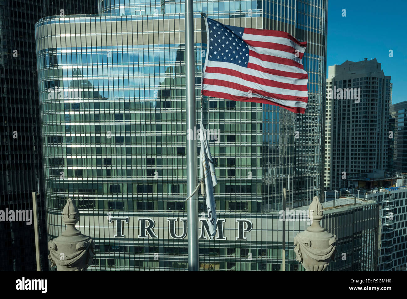 Chicago, USA. 24 Dez, 2018. Eine US-Flagge vor signage Rechtschreibung das Wort TRUMPF auf der Trump International Hotel and Tower. Präsident Donald Trump hat seine Weihnachtsferien zu seinem Eigentum in Mar-a-Lago, Florida, nach dem Herunterfahren der Regierung um Mitternacht am 21. Dezember nach der Weigerung der Demokraten seine Forderungen für $ 5 Milliarde bei der Finanzierung für die Grenzmauer zu erfüllen. Darüber hinaus ist der Dow Jones Index fiel 2,91% und der S&P 500 um 2,71% in den größten Heiligabend Abnahmen in der Geschichte die Geschichte der beiden Indizes". Credit: Stephen Chung/Alamy leben Nachrichten Stockfoto