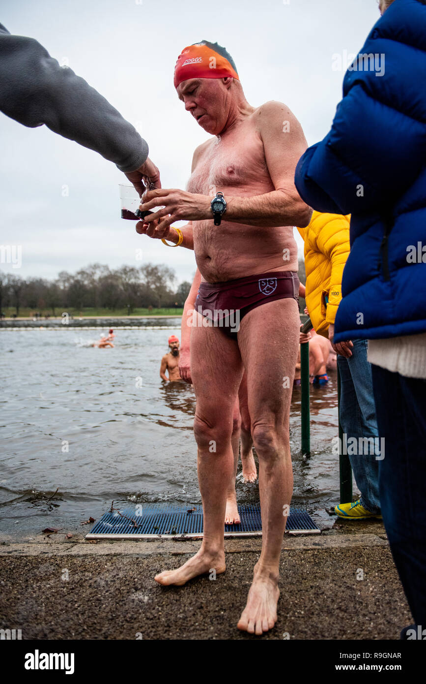 London, Großbritannien. 25 Dez, 2018. Mitglieder der Serpentine Swimming Club im herkömmlichen 100-Yard Peter Pan Weihnachten Rennen im Hyde Park, London. Credit: Cady Hering/Alamy leben Nachrichten Stockfoto