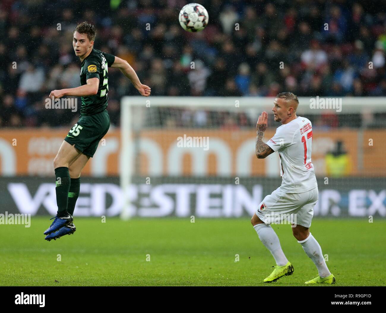 Augsburg, Deutschland. 23 Dez, 2018. firo: 23.12.2018, Fuvuball, 1.Bundesliga, Saison 2018/2019, FC Augsburg, VFL Wolfsburg, Gian-Luca Itter, VFL Wolfsburg, VFL Wolfsburg, Jonathan Schmid, FC Augsburg, Augsburg, FCA, ganze Zahl, | Nutzung der weltweiten Kredit: dpa/Alamy leben Nachrichten Stockfoto