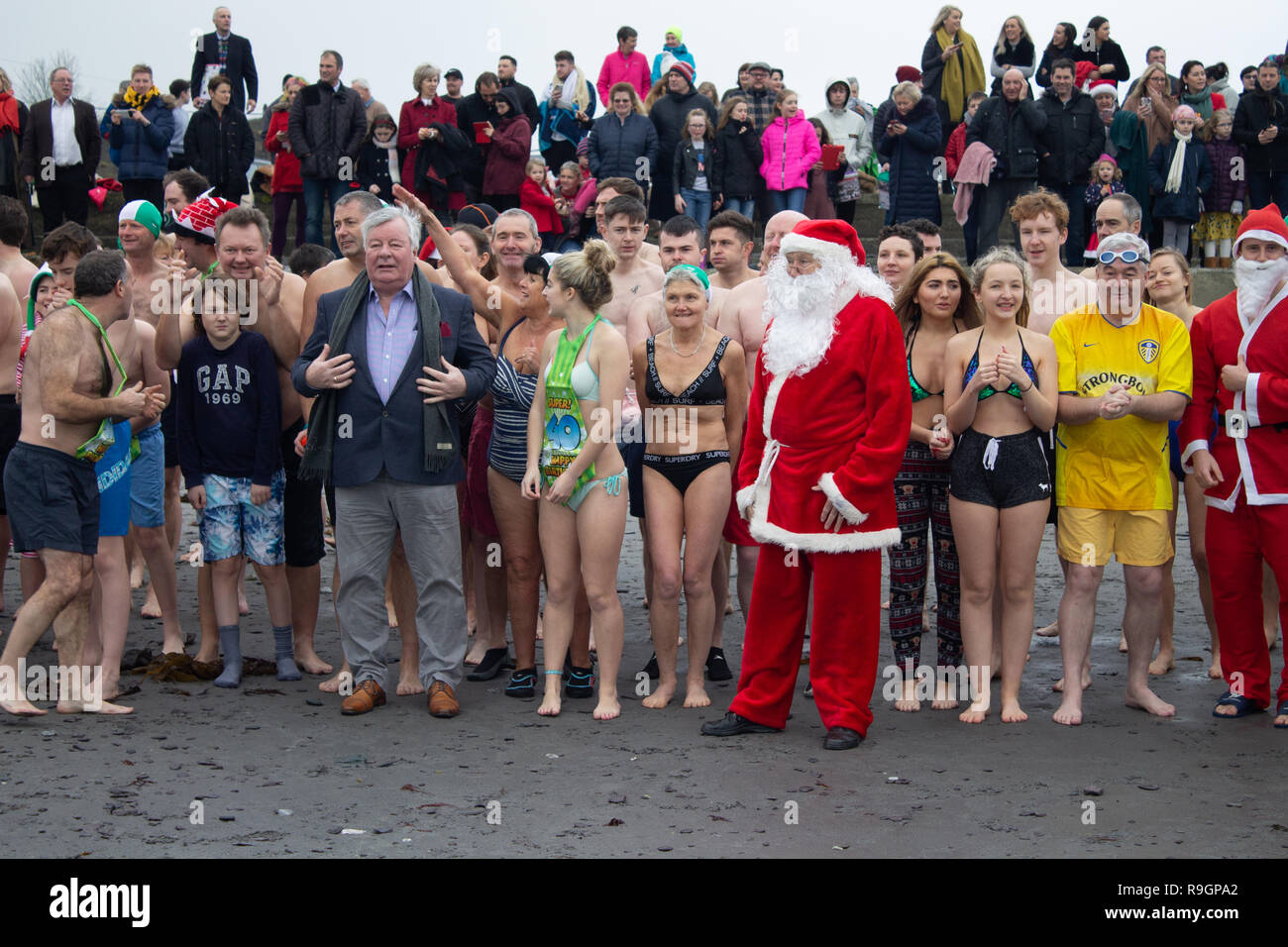 Tragumna, West Cork, Irland, 25. Dezember 2018. Eine milde Weihnachten Morgen begrüßt die jährliche Menge für den traditionellen Schwimmen auf Tragumna Strand. Credit: aphperspective/Alamy leben Nachrichten Stockfoto