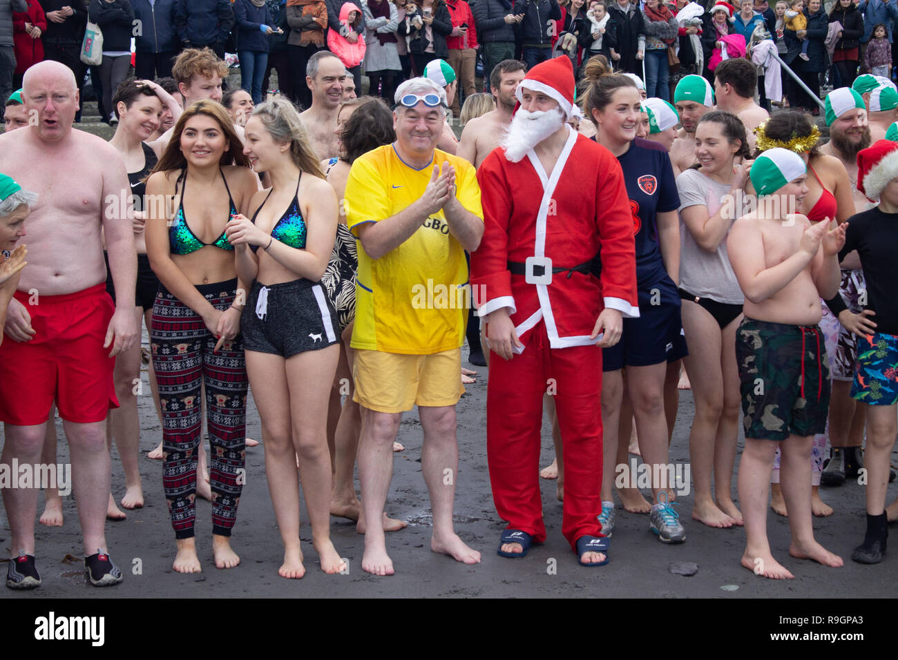 Tragumna, West Cork, Irland, 25. Dezember 2018. Eine milde Weihnachten Morgen begrüßt die jährliche Menge für den traditionellen Schwimmen auf Tragumna Strand. Credit: aphperspective/Alamy leben Nachrichten Stockfoto